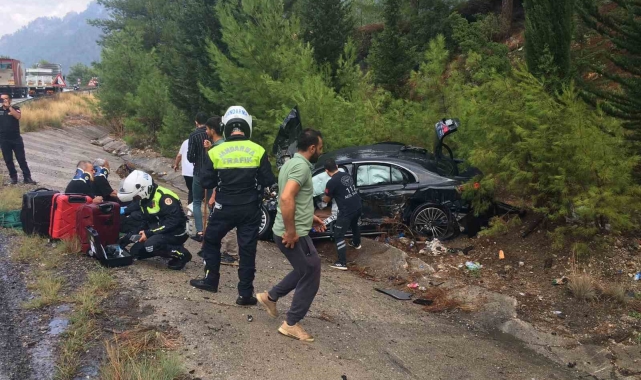 Isparta-Antalya kara yolunda otomobil kamyonla çarpıştı: 1'i ağır 3 yaralı