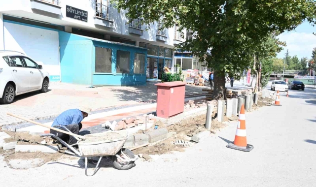 Isparta Belediyesi yıpranmış kaldırım taşlarını yenileyerek yeniden düzenliyor
