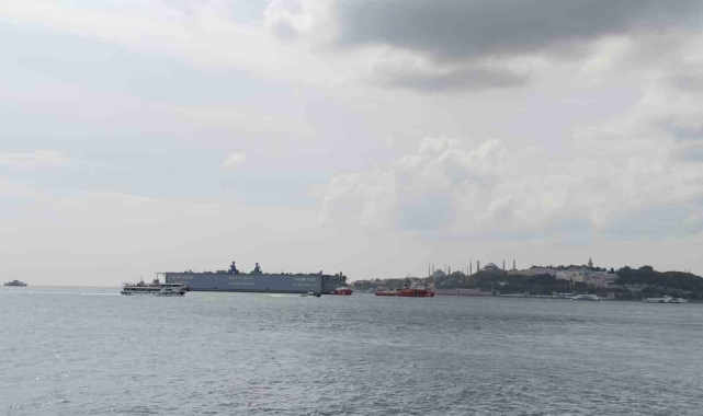 İstanbul Boğazı'ndan geçen yüzer havuz havadan görüntülendi