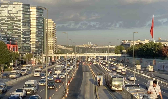 İstanbul'da okulun ilk günü trafik yoğunluğu yaşandı