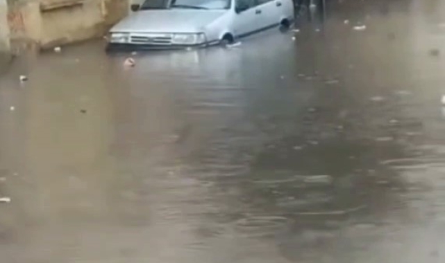 İstanbul&#039;da sağanak yağış etkili oldu, yollar göle döndü