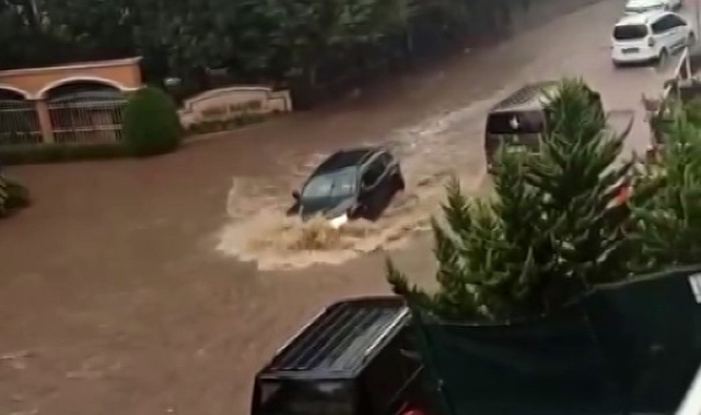 İstanbul'da sağanak yağış: Sürücüler zor anlar yaşadı