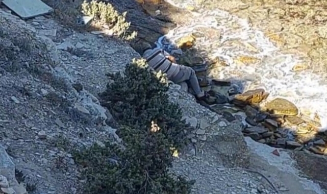 İzmir itfaiyesi kayalıklardan düşen kişiyi kurtardı
