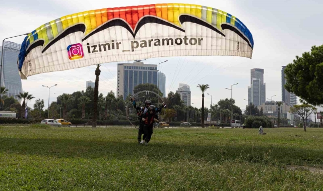 İzmir Körfezi'nde paramotor keyfi