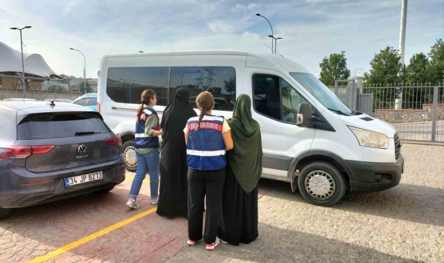 İzmir merkezli 'terörizm finansmanı' operasyonunda 2 tutuklama