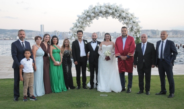 İzmir'de iş dünyası, avukat çiftin düğününde bir araya geldi