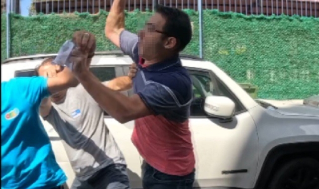 İzmir'de trafik kavgası kamerada: Çocuklarının bulunduğu arabanın camı kırılınca deliye döndü
