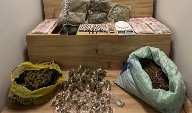 İzmir'de uyuşturucu satıcılarının zulasına operasyon: 2 tutuklama