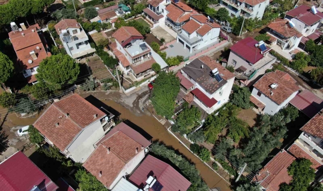 İzmir'i sağanak vurdu: Ev ve iş yerlerini su bastı, tekneler sele kapıldı