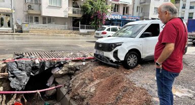 İzmir'i yaz sağanağı vurdu: 1 araç göçen yolun içine düştü