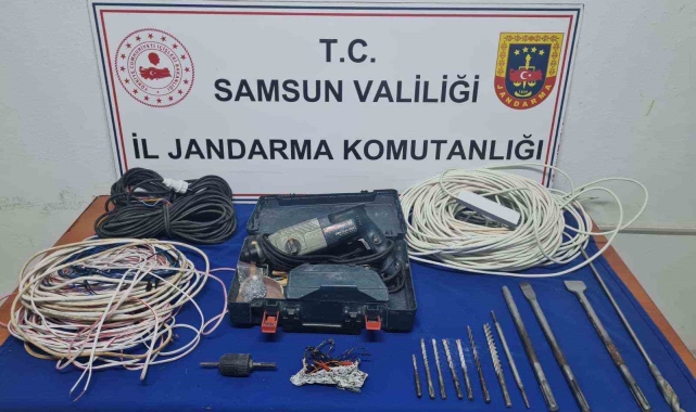 Jandarma kaçak kazı yapan 2 kişiyi yakaladı