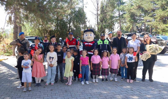 Jandarma okulun ilk gününde öğrencileri ziyaret etti