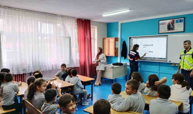 Jandarmadan öğrencilere güvenli internet eğitimi