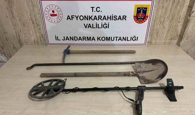 Jandarmayı görüp kaçan defineciler takip sonrası yakalandı
