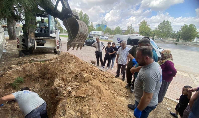 Kabri mezarlığın dışında kalmış, hikayesi yürekleri burkmuştu, annesinin yanına defnedildi
