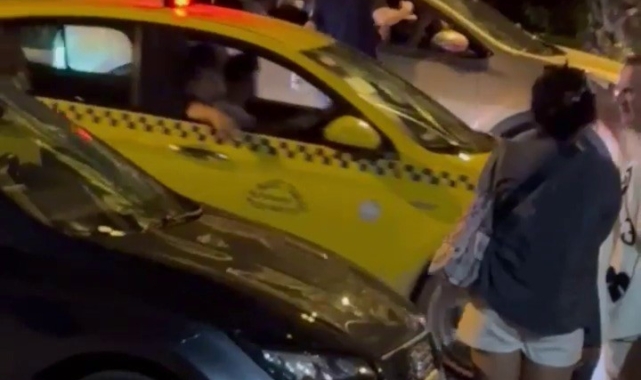 Kadıköy'de aracın önünü kesip darp ettiler: O anlar kamerada