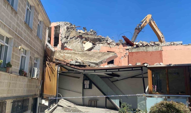 Kadıköy'de yıkımı yapılan bina, cami duvarına çöktü