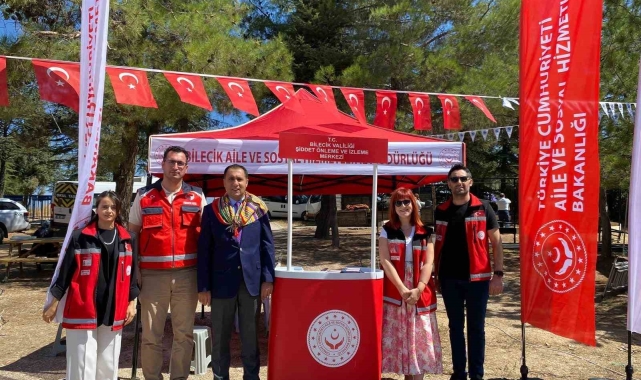 Kadına yönelik şiddete tepkilerini stant kurarak gösterdiler