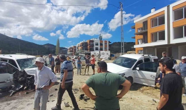 Kafa kafaya çarpıştılar: 4 yaralı
