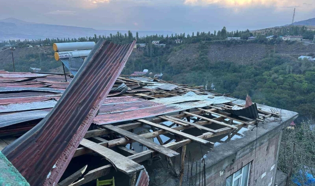 Kağızman'da şiddetli rüzgar çatıları uçurdu