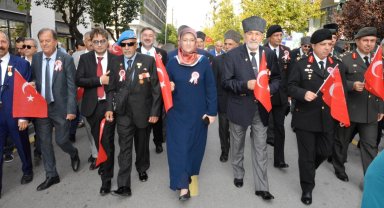 Kahramanlarla birlikte yürüdüler