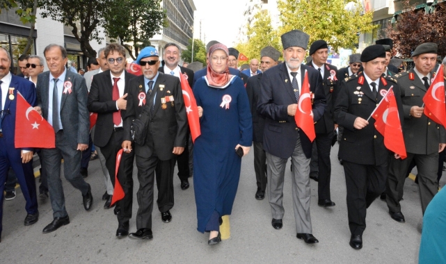 Kahramanlarla birlikte yürüdüler
