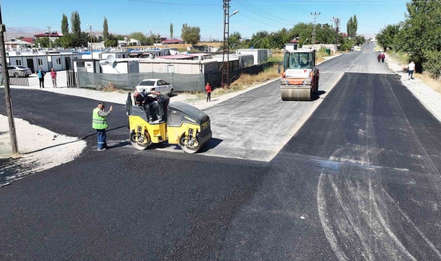 Kahramanmaraş Büyükşehir Belediyesi&#039;nden Elbistan&#039;da asfalt atağı