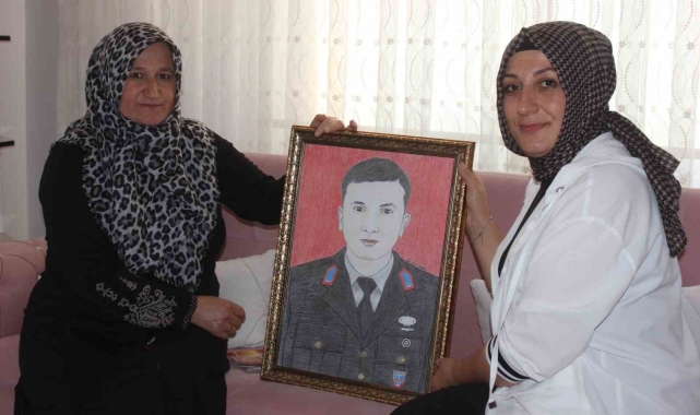 Kahramanmaraş'ta bir ressam şehitlerin resimlerini çizerek ailelerine hediye ediyor