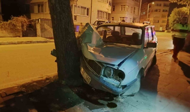 Kaldırımdaki ağaca çarpan aracın sürücüsü, aracını bırakıp olay yerinden ayrıldı