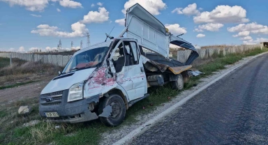 Kamyon ile kamyonet çarpıştı: 2 yaralı