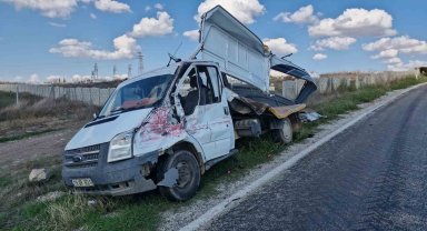 Kamyon ile kamyonet çarpıştı: 2 yaralı