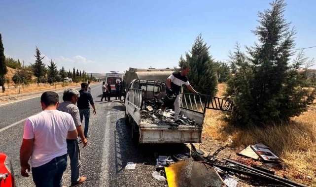 Kamyonet kasasındaki kağıtlar alev aldı