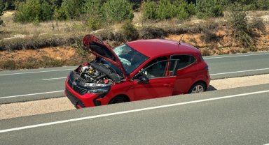 Karabük'te devrilen otomobilin sürücüsü yaralandı