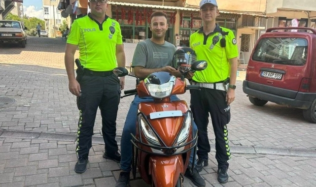 Karacasu'da trafik timleri kask kullanımını teşvik etmek için kask dağıttı