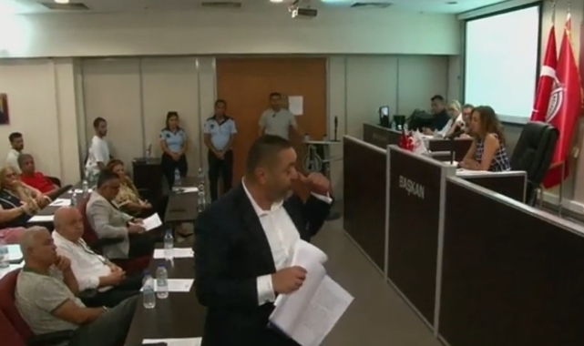 Karşıyaka Belediye Başkanı'ndan meclis üyesine: "Bir daha bu kapıdan içeri girmeyin"