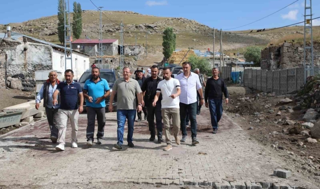 Kars'ta köy yollarına kilitli parke taş yapılıyor