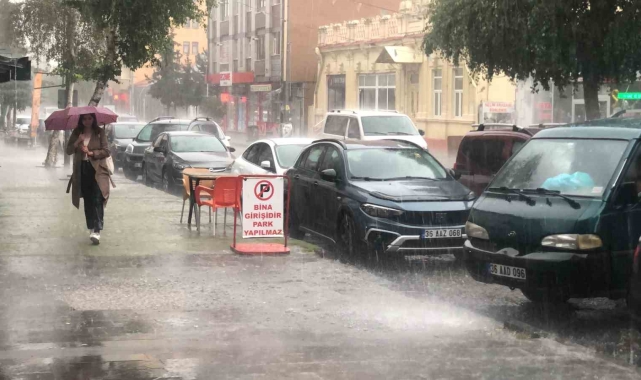 Kars'ta sağanak yağmur: Caddeler göle döndü