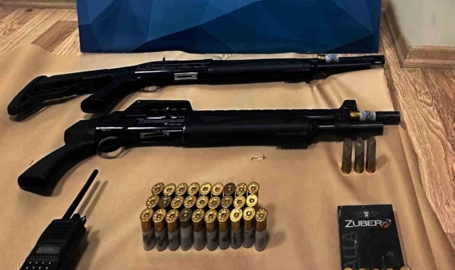 Kars'ta telsiz ve silah ele geçirildi