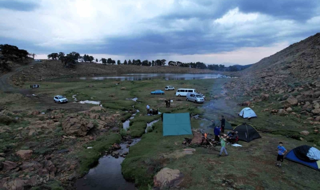 Kartal Gölü eşsiz güzelliğiyle kendine hayran bırakıyor