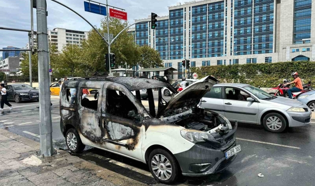Kartal'da adliye önüne getirdiği aracını ateşe verdi