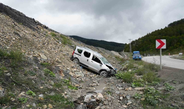 Kastamonu'da şarampolde taklalar atan hafif ticari araçtaki 5 kişi yaralandı