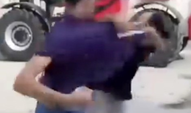 Kavga eden arkadaşlarını boks ringindeymiş gibi izleyip tezahürat ettiler