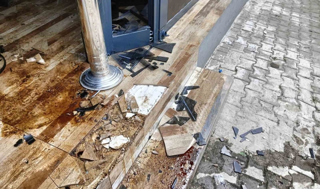 Kavga ettiği husumetlilerinin dükkanına otomobiliyle daldı