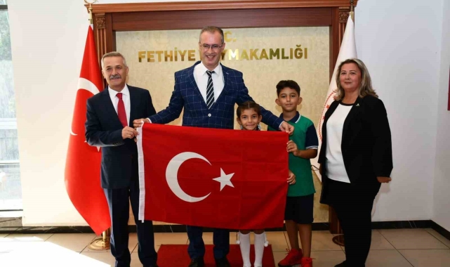Kaymakam Ertaş'a Türk bayrağı armağan edildi