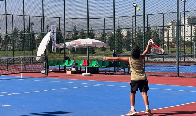 Kayseri Büyükşehir, 12 Yaş Hafta Sonu Tenis Turnuvası'na ev sahipliği yapıyor