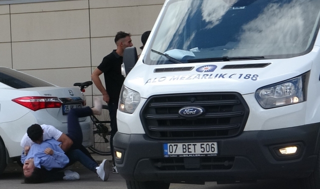 Kazada hayatını kaybeden 22 yaşındaki gencin cenazesi alınırken ailesi sinir krizi geçirdi