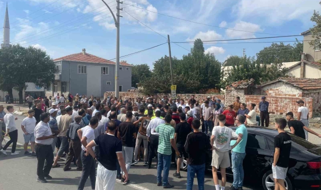 Keşan'da ölümle sonuçlanan kaza sonrası mahalle sakinleri yolu trafiğe kapattı