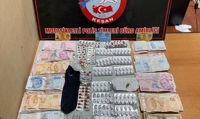 Keşan'da uyuşturucu ve para ele geçirilen araçtaki 2 şüpheli gözaltına alındı