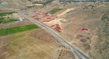 Kilis'te biber kurutma mesaisi başladı, sınırın sıfır noktası kırmızıya büründü