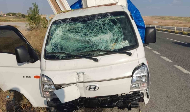 Kırıkkale'de eşya yüklü kamyonet kaza yaptı: 2 yaralı